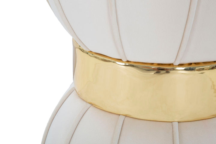 Puff aus cremefarbenem Samt mit goldener Metallverzierung