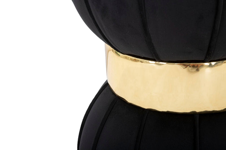 Schwarzer Samtpuff mit goldener Metallverzierung