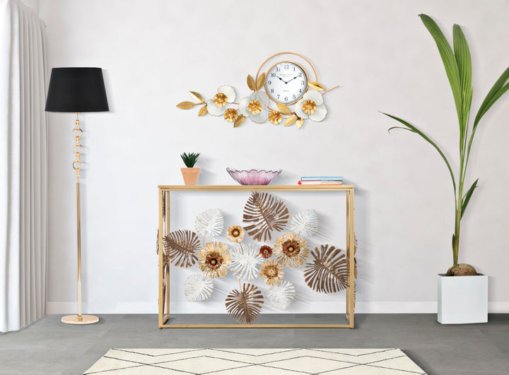 Elegante Wanduhr mit Blumenmuster in Gold und Weiß