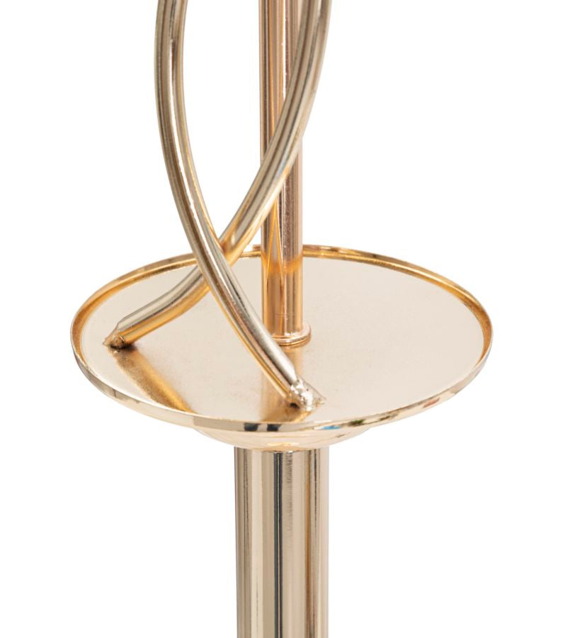 Stehlampe aus goldfarbenem Metall und schwarzem Blättermuster