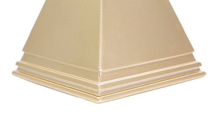 Goldene pyramidenförmige Dekoration (Moderne Skulptur)