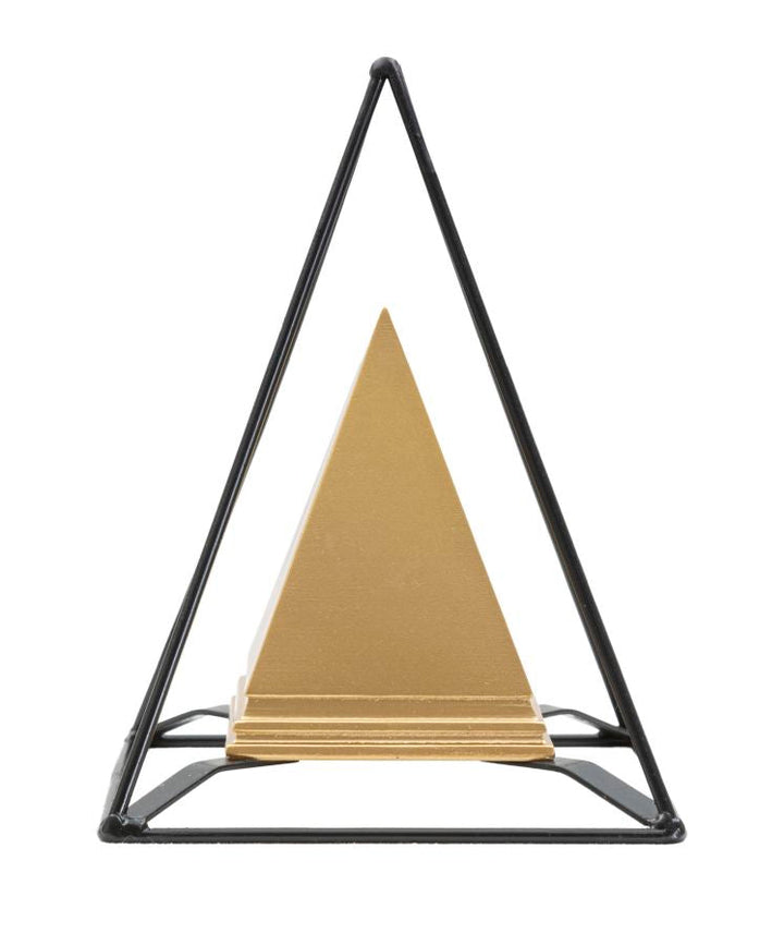 Goldene pyramidenförmige Dekoration mit schwarzem Rahmen (Moderne Skulptur)