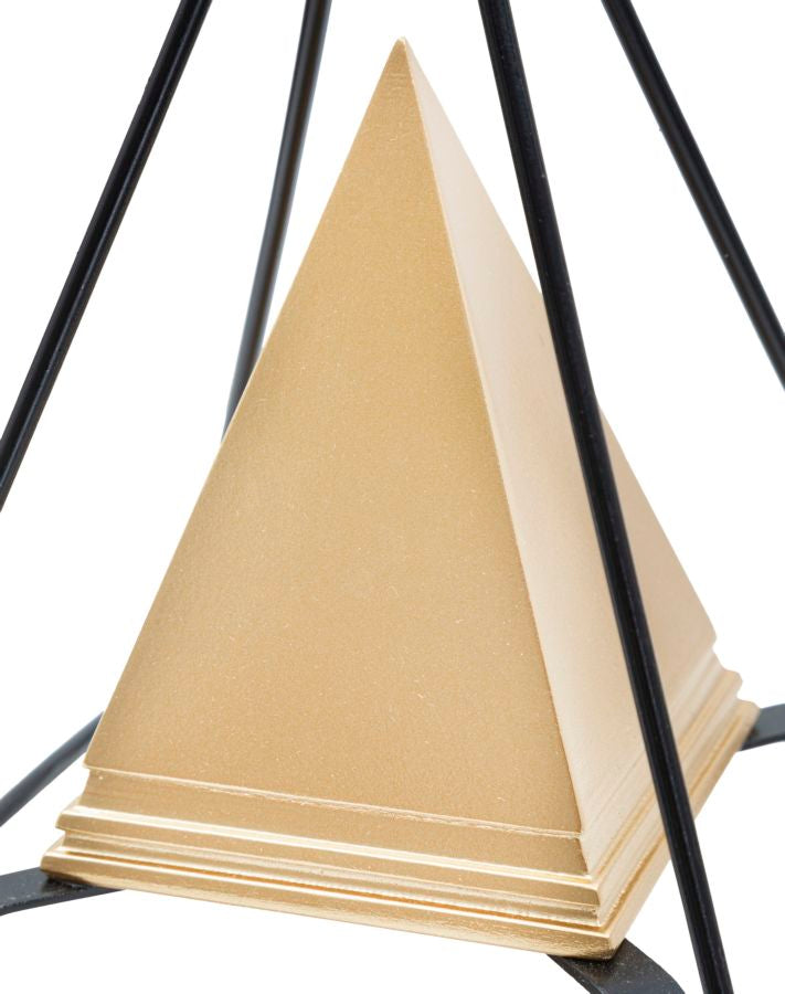 Goldene pyramidenförmige Dekoration mit schwarzem Rahmen (Moderne Skulptur)