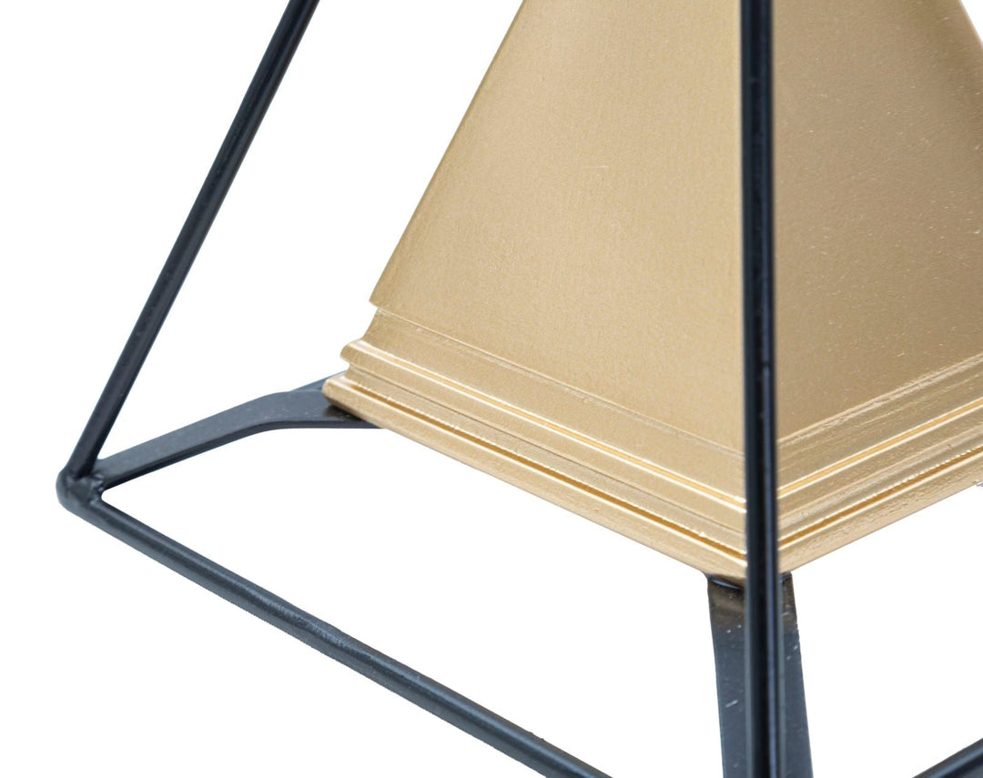 Goldene pyramidenförmige Dekoration mit schwarzem Rahmen (Moderne Skulptur)