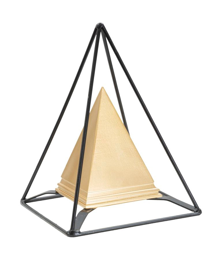 Goldene pyramidenförmige Dekoration mit schwarzem Rahmen (Moderne Skulptur)