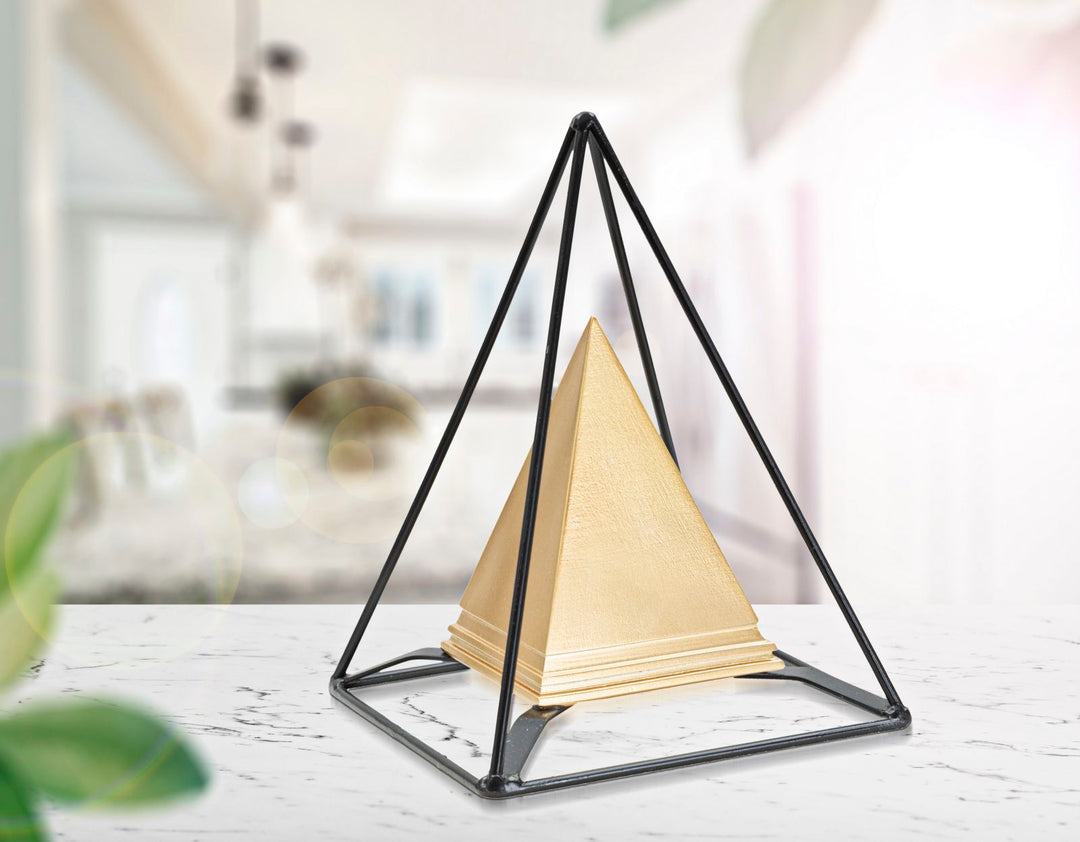 Goldene pyramidenförmige Dekoration mit schwarzem Rahmen (Moderne Skulptur)