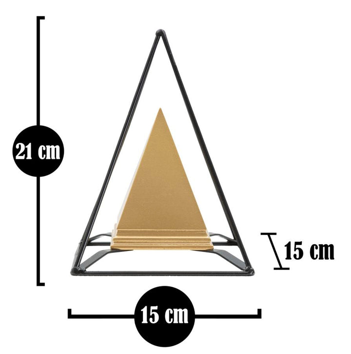 Goldene pyramidenförmige Dekoration mit schwarzem Rahmen (Moderne Skulptur)