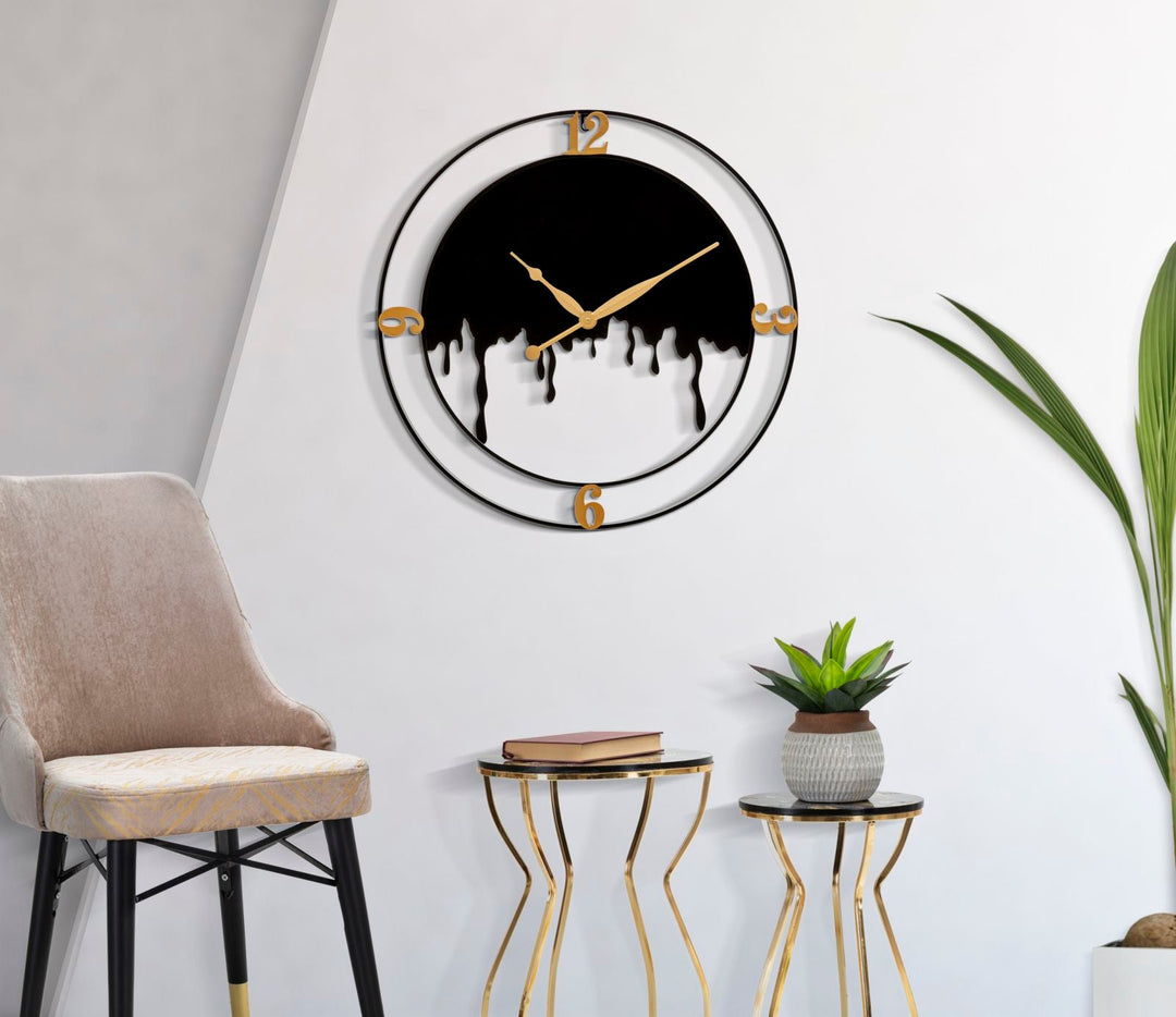Moderne Wanduhr aus Metall in Gold und Schwarz