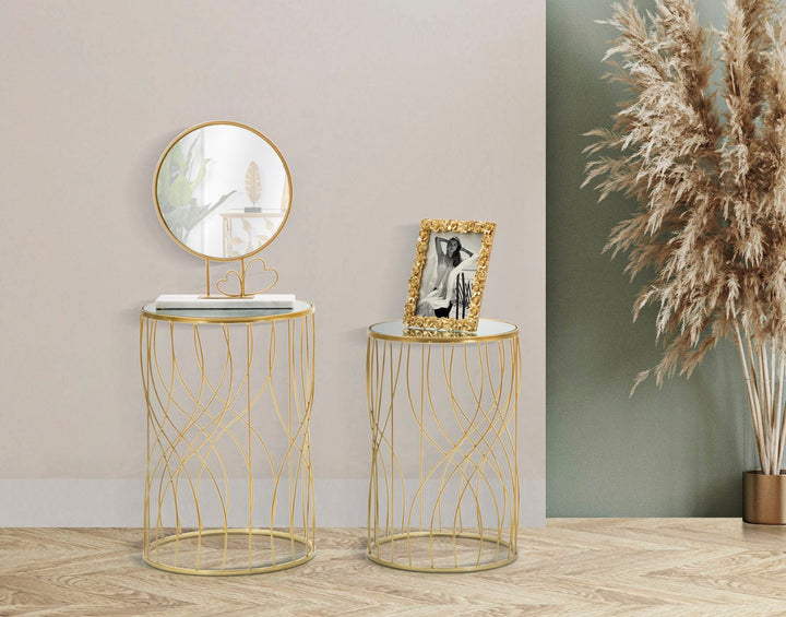 Paar runde Beistelltische aus Goldmetall und Glas mit geometrischen Linien