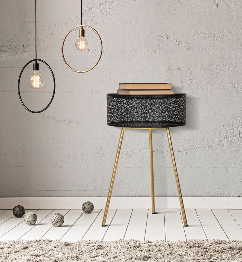 Runder schwarzer kleiner Tisch mit goldenen Metallbeinen