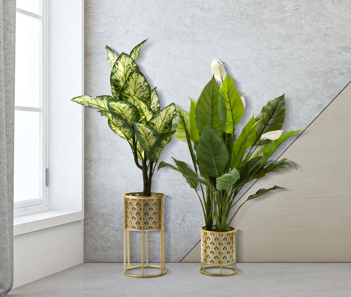 Runder Blumentopf aus goldenem Metall
