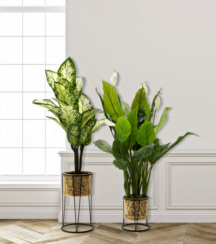 Runder Blumentopf aus goldenem Metall mit Blättermuster