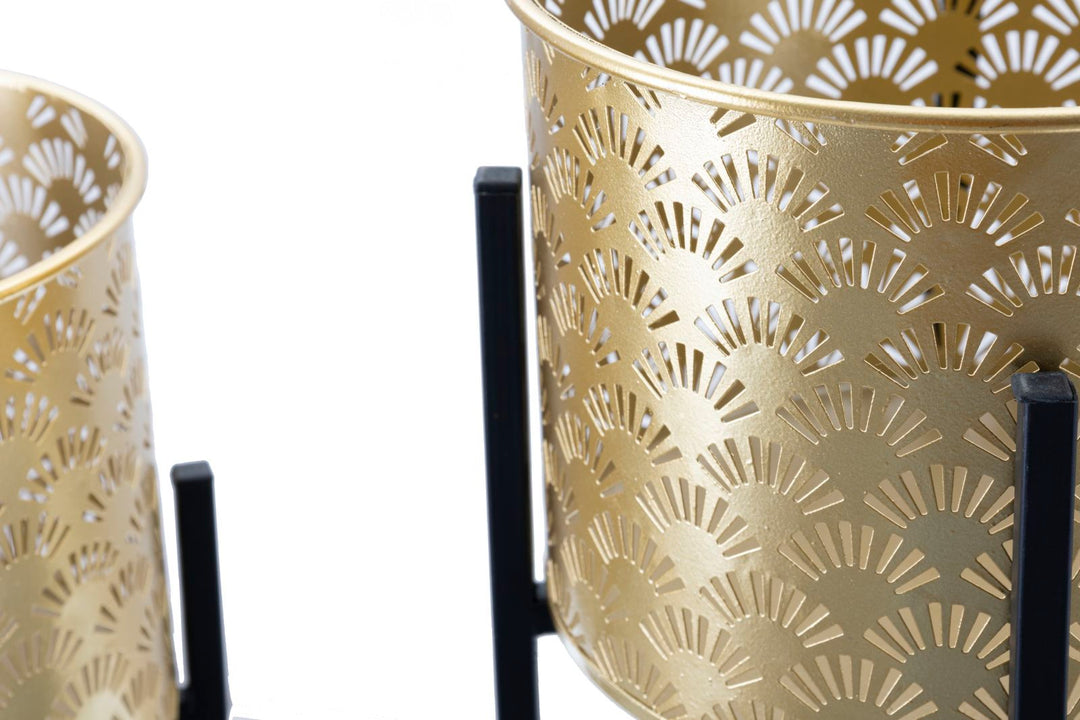 Runder Blumentopf aus goldenem Metall mit Blättermuster