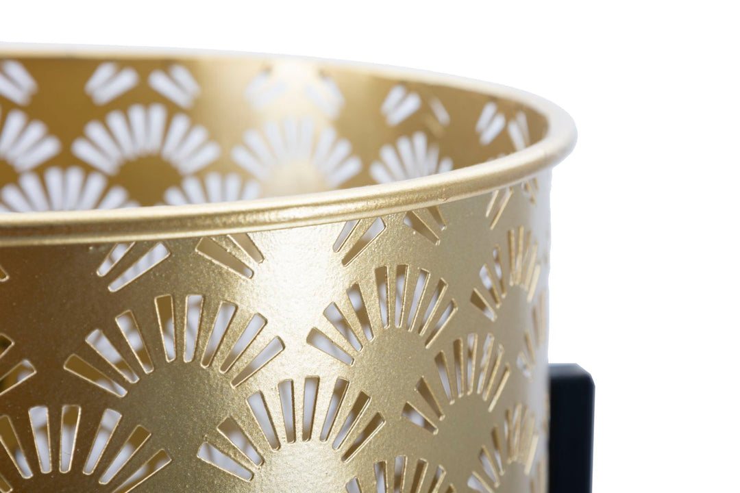 Runder Blumentopf aus goldenem Metall mit Blättermuster