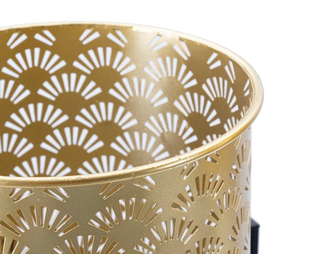 Runder Blumentopf aus goldenem Metall mit Blättermuster