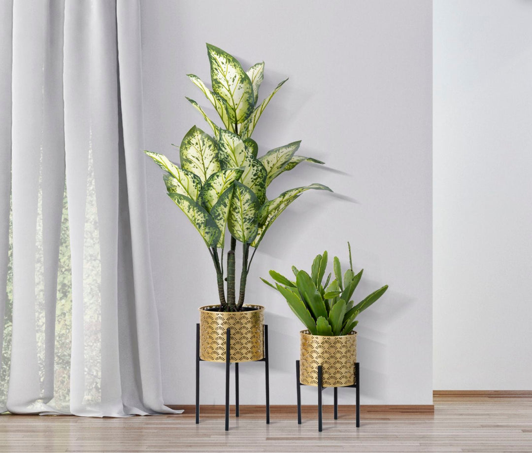 Runder Blumentopf aus goldenem Metall mit Blättermuster