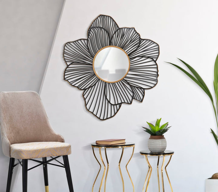 Schwarzer runder Metallspiegel mit Blumenmuster