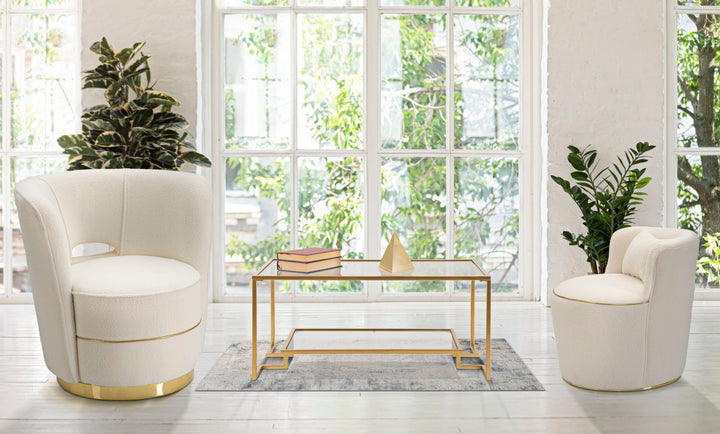 Runder cremefarbener Sessel mit Kissen und goldenen Details