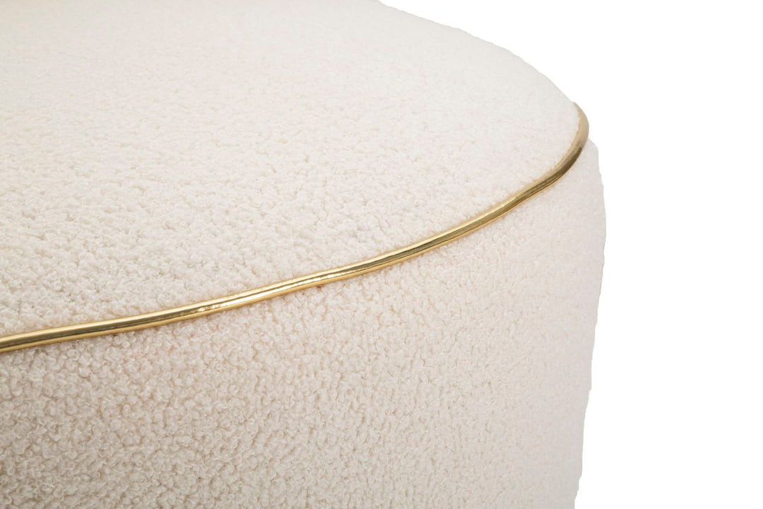 Runder cremefarbener Sessel mit Kissen und goldenen Details