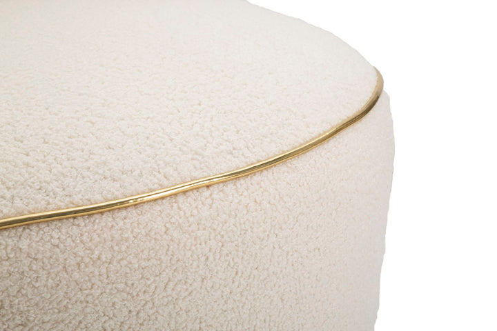 Runder cremefarbener Sessel mit Kissen und goldenen Details