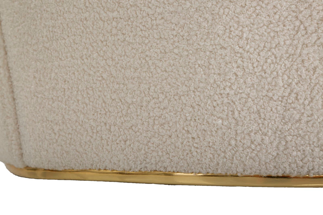 Runder cremefarbener Sessel mit Kissen und goldenen Details