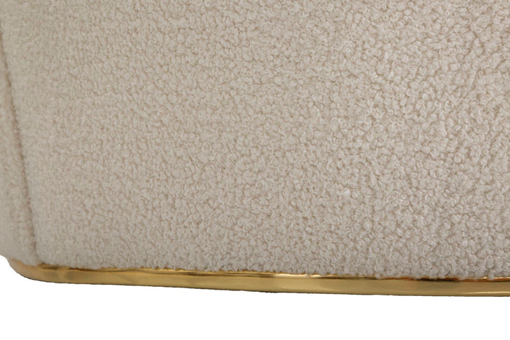 Runder cremefarbener Sessel mit Kissen und goldenen Details