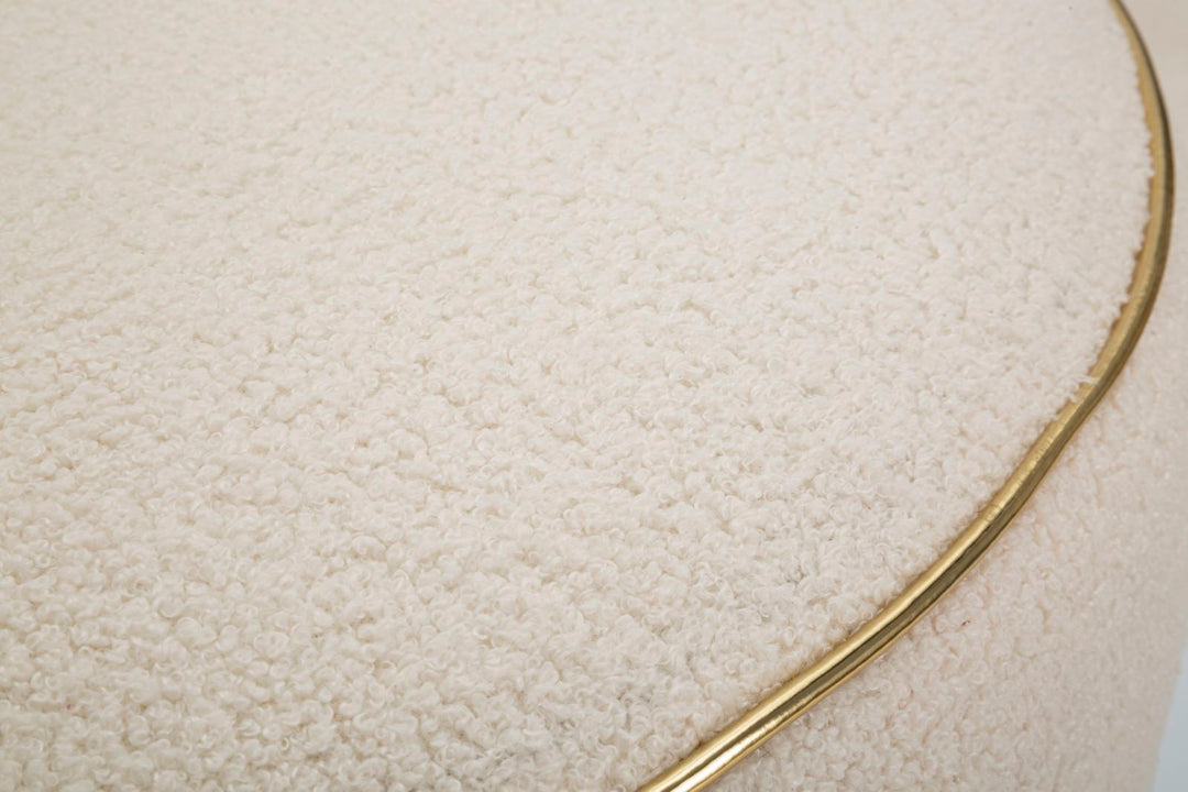 Runder cremefarbener Sessel mit Kissen und goldenen Details