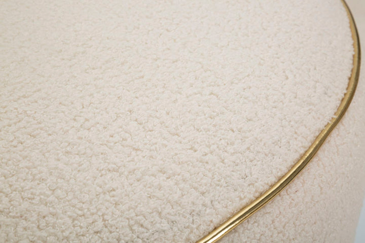 Runder cremefarbener Sessel mit Kissen und goldenen Details