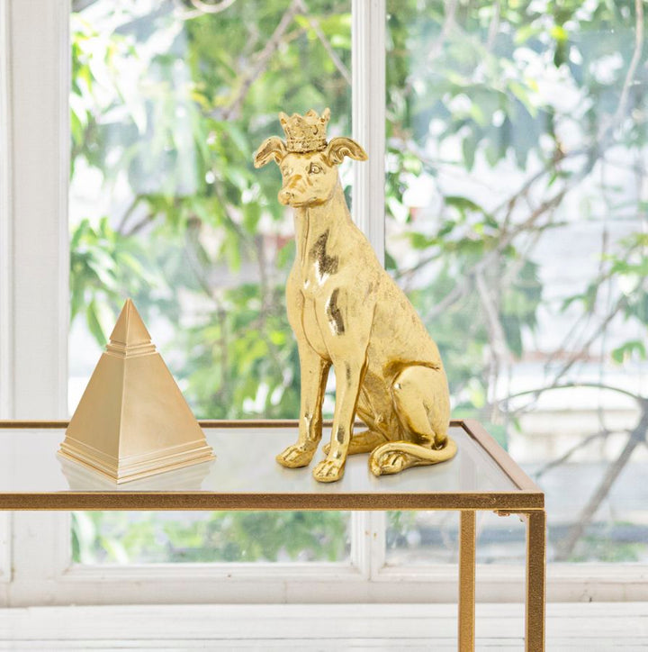 Goldene Hundestatue mit Krone (Moderne Dekoration)