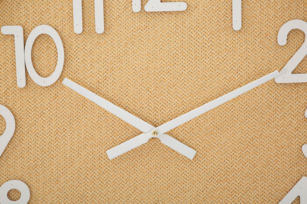 Moderne Wanduhr aus Holz