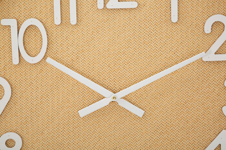 Moderne Wanduhr aus Holz