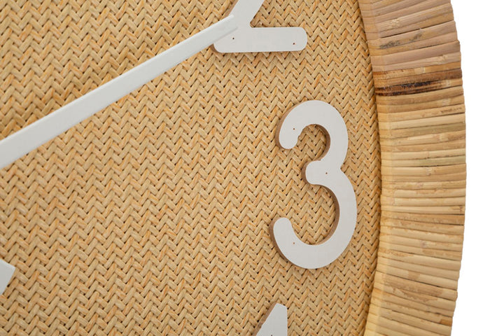 Moderne Wanduhr aus Holz