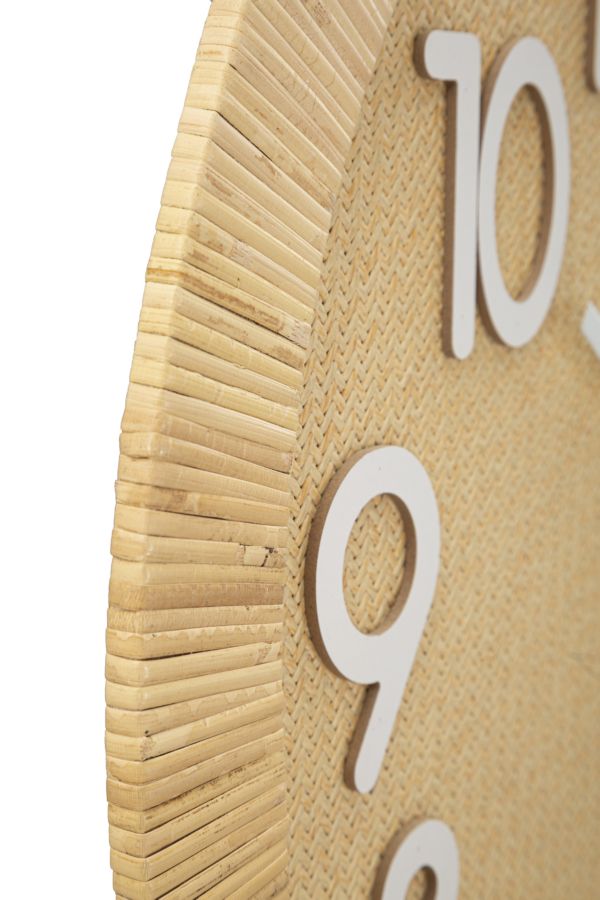 Moderne Wanduhr aus Holz