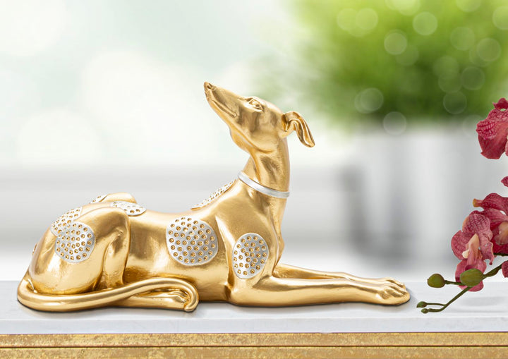Goldfarbene liegende Hundestatue (Moderne Dekoration)