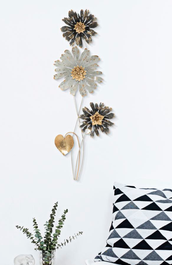 Moderne Wanddekoration mit Metallblumen