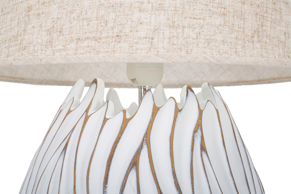 Weiße Tischlampe mit Linienverzierung