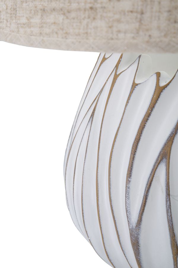 Weiße Tischlampe mit Linienverzierung