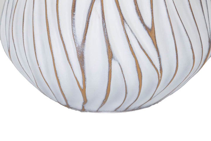 Weiße Tischlampe mit Linienverzierung