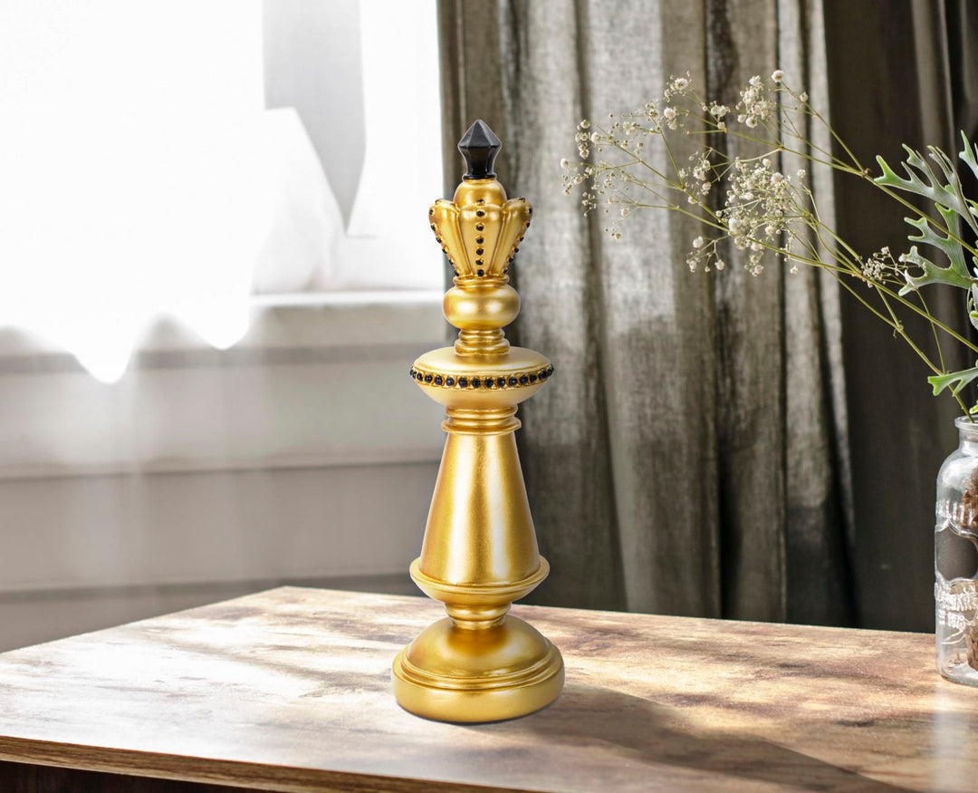 Gold & Schwarz König Schachfigur (Modern Sculpture)