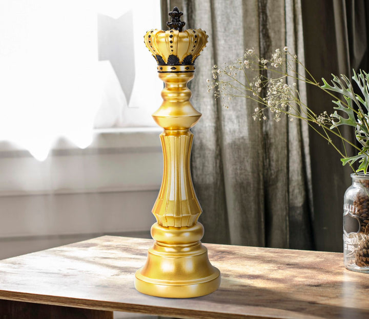 Gold & Schwarz König Schachfigur (Modern Sculpture)