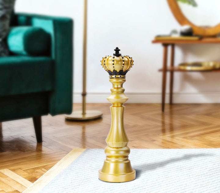 Gold & Schwarz König Schachfigur (Modern Sculpture)