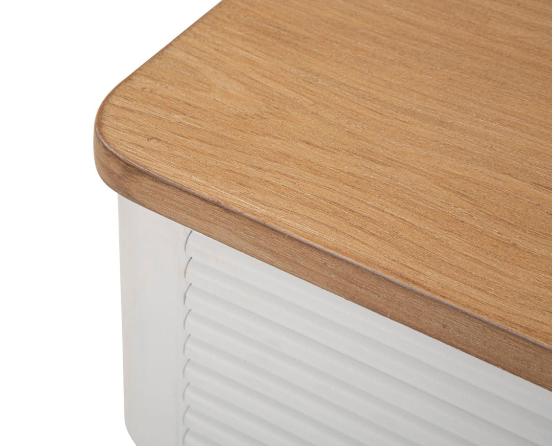 Weißer Holznachttisch mit Schubladen