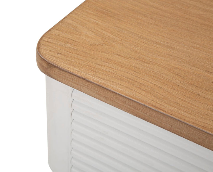 Weißer Holznachttisch mit Schubladen