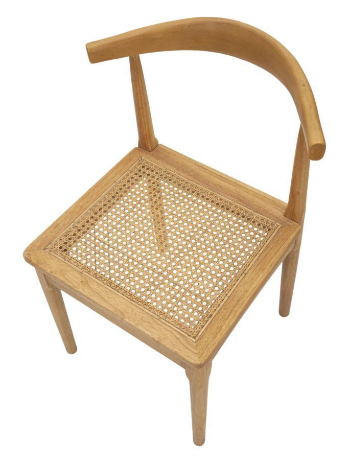Brauner Holzstuhl im japanischen Stil