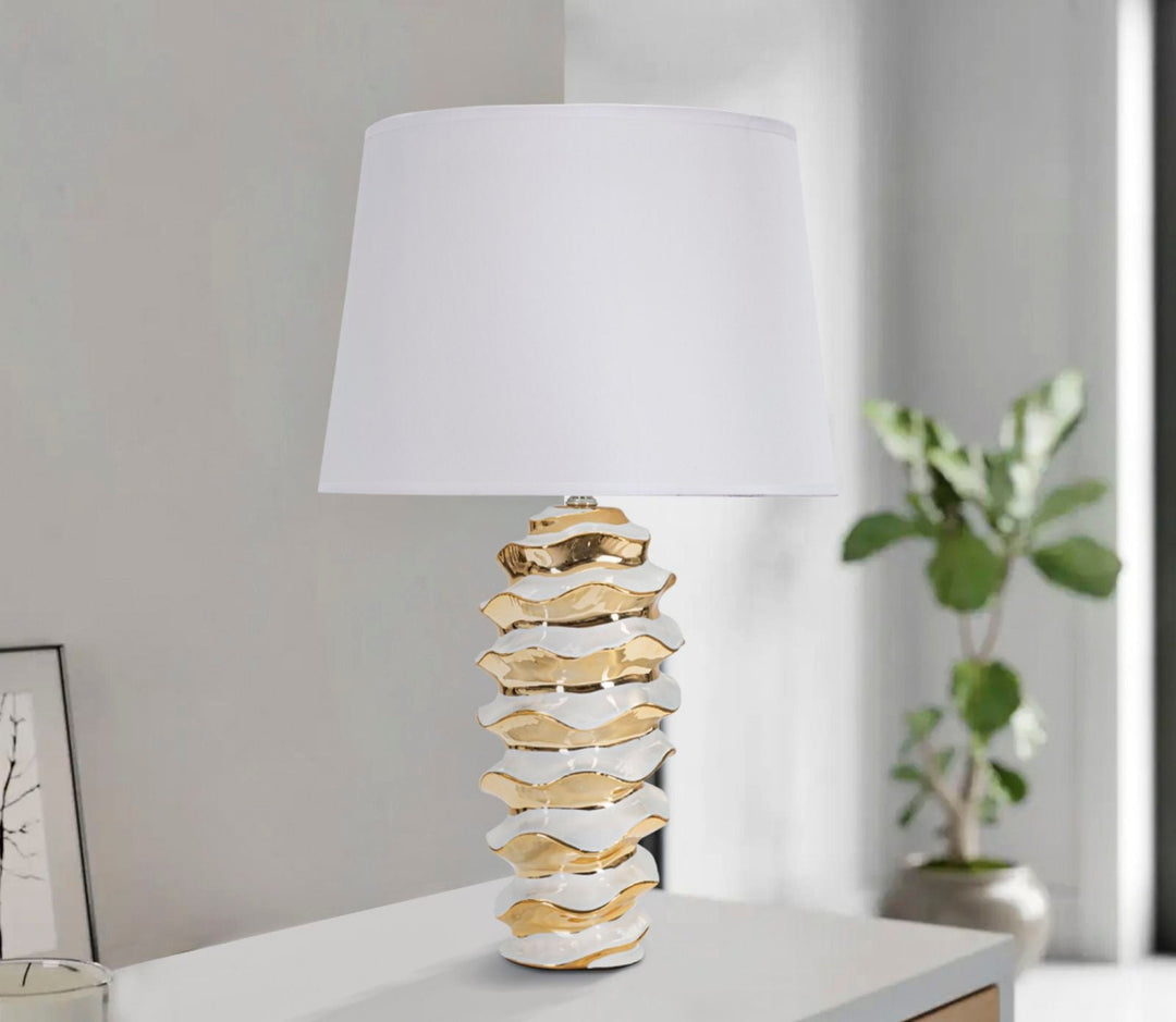 Goldene und weiße Keramik-Tischlampe mit Riffelung