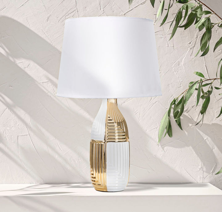 Geometrische Tischlampe aus Keramik in Gold und Weiß