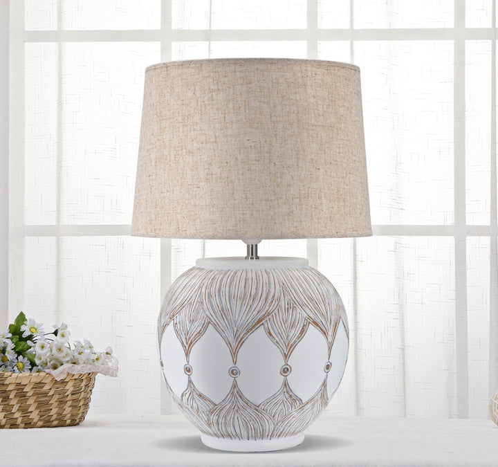 Weiße Tischlampe mit Blättermuster