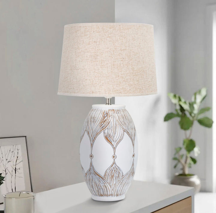 Weiße Tischlampe mit Blättermuster