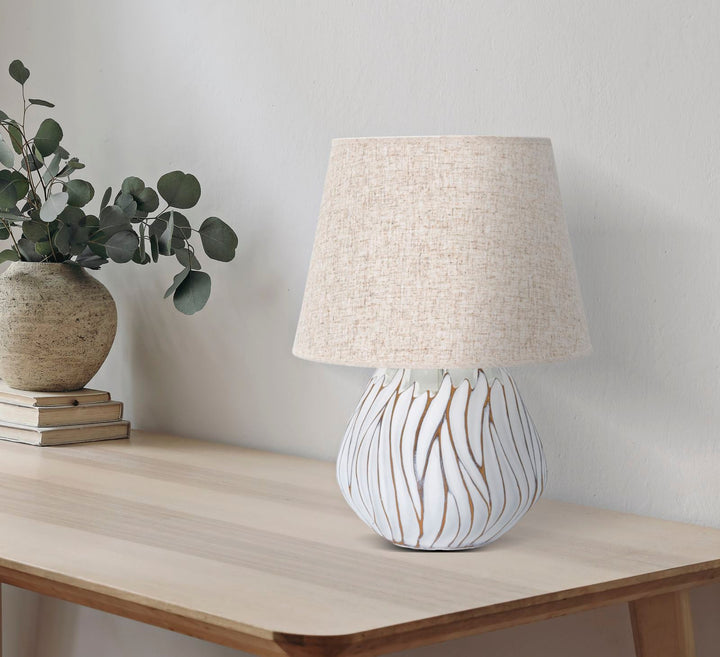 Weiße Tischlampe mit Linienverzierung