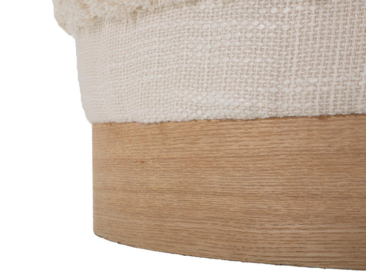 Runder cremefarbener Puff mit Holzsockel